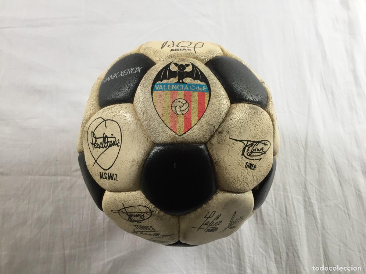 Coleccionismo deportivo: Bonito balon de futbol de 1988 con la firma impresa por los jugadores del Valencia CF - original