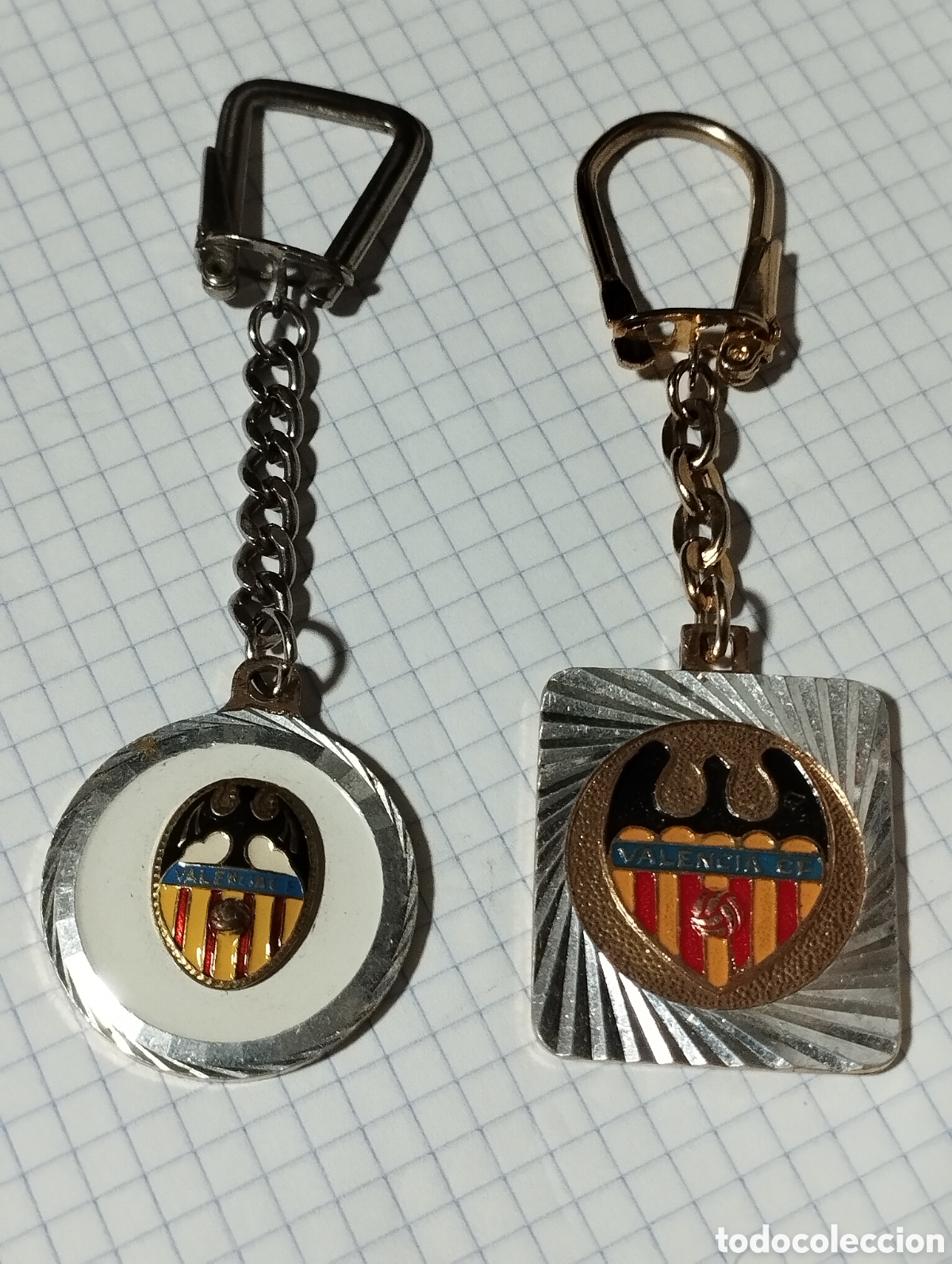 Coleccionismo deportivo: FUTBOL ANTIGUOS LLAVEROS VALENCIA C F LOTE DE DOS