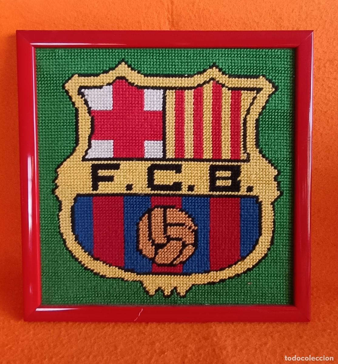 Coleccionismo deportivo: CURIOSO Y BONITO ESCUDO DEL F.C. BARCELONA CONFECCIONADO CON LANA