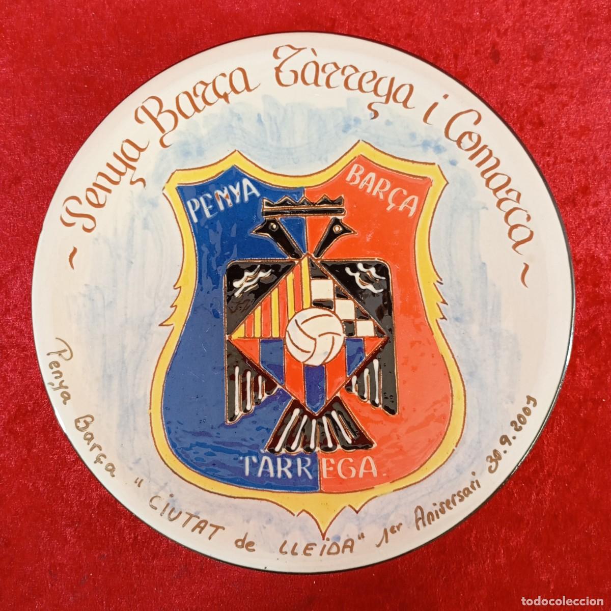 Coleccionismo deportivo: PENYA DEL BAR&Ccedil;A - T&Agrave;RREGA I COMARCA - PLATO DECORATIVO DEL FUTBOL CLUB BARCELONA - F.C.B. - 27 CM