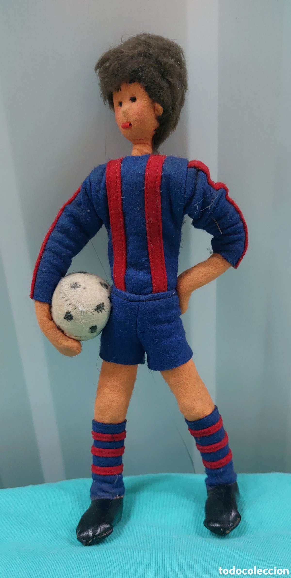 Sammelleidenschaft Sport: Antiguo mu&ntilde;eco futbolista fabricado en fieltro