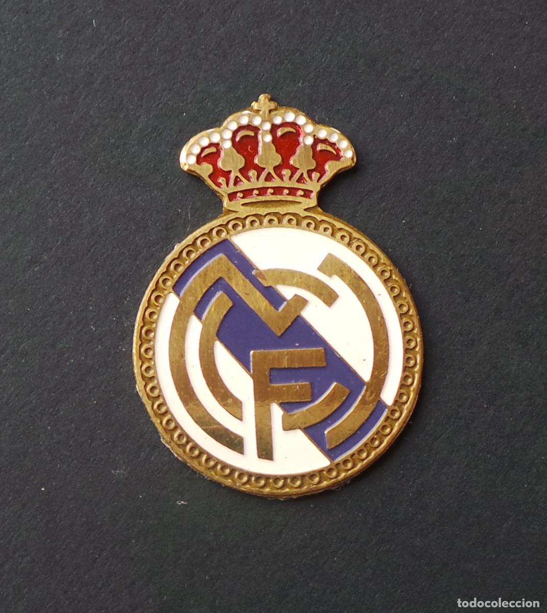 Sammelleidenschaft Sport: CHAPA VINTAGE, ESCUDO DEL REAL MADRID CLUB DE F&Uacute;TBOL.