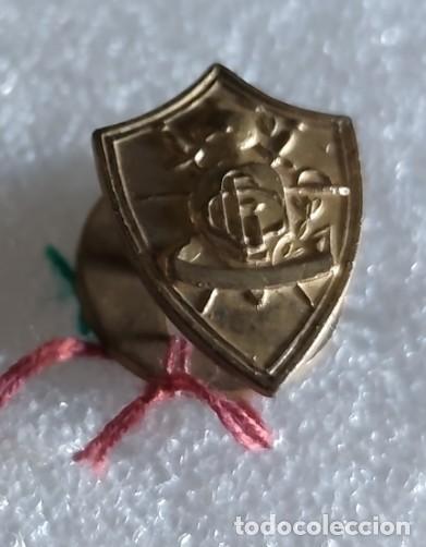 Collezionismo sportivo: ANTIGUA INSIGNIA A&Ntilde;OS 40-50 OJAL ESCUDO FUTBOL Club de Gimnasia y Esgrima La Plata Argentina #58