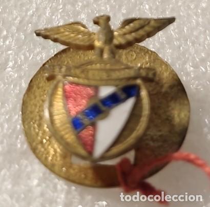 Sports collectibles: ANTIGUA INSIGNIA FUTBOL A&Ntilde;OS 40-50 OJAL ESCUDO Sport Lisboa e Benfica #75