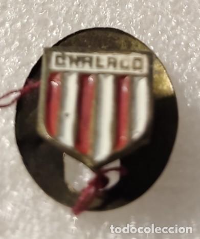 Sports collectibles: ANTIGUA INSIGNIA FUTBOL A&Ntilde;OS 40-50 OJAL ESCUDO Club Atl&eacute;tico Chalaco PERU #60