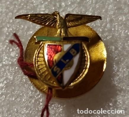 Sports collectibles: ANTIGUA INSIGNIA FUTBOL OJAL ESCUDO a&ntilde;os 50 Sport Lisboa e Benfica (SLB) #42