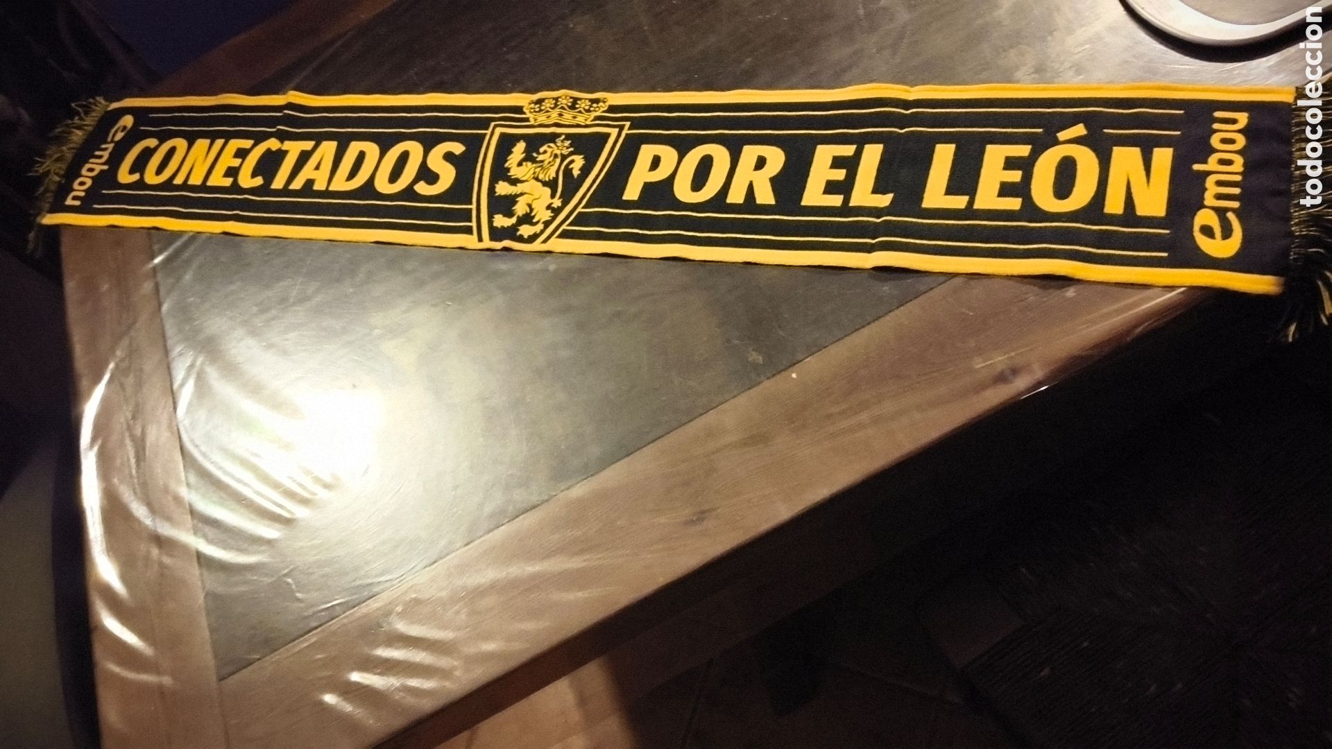 Sports collectibles: Bufanda real Zaragoza futbol embou escudo leon