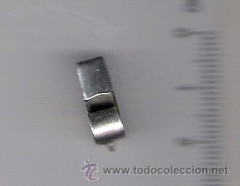 Coleccionismo deportivo: PEQUE&Ntilde;O SILBATO  , LARGO 14 MM.  ANCHO 7 MM