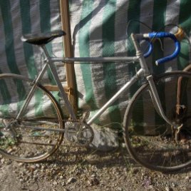 antigua bicicleta de carreras de los 80 con componentes triplex eibar guipuzcoa sillin cobra
