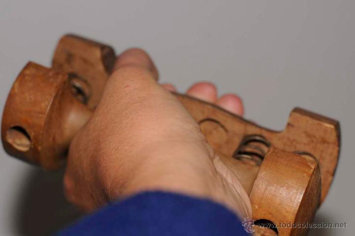 Coleccionismo deportivo: mancuernas PU&Ntilde;OS DE MADERA CON RESORTE - Foto 3