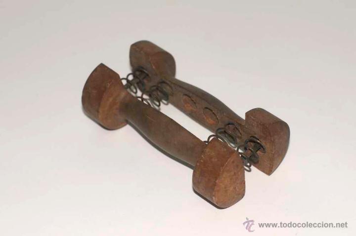 Coleccionismo deportivo: mancuernas PU&Ntilde;OS DE MADERA CON RESORTE - Foto 5