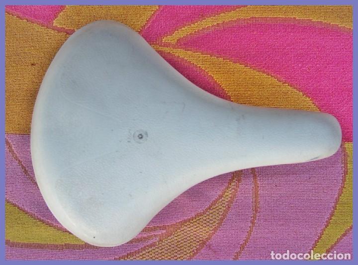 Sports collectibles: 3..Sillin bicicleta blanco de caucho blanco y muelles de amortiguaci&oacute;n