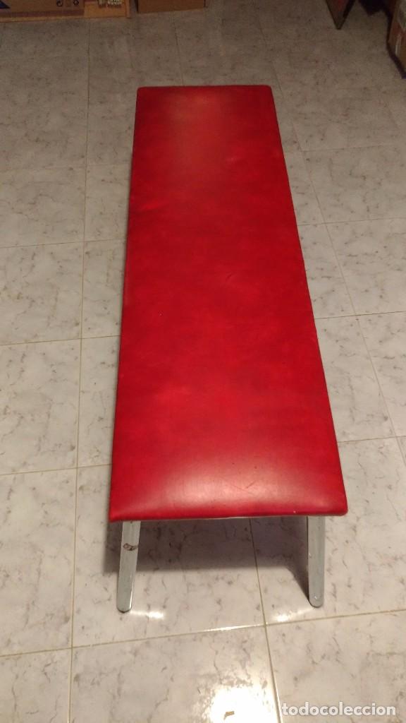 Coleccionismo deportivo: BANCO DE GIMNASIO VINTAGE. - Foto 1
