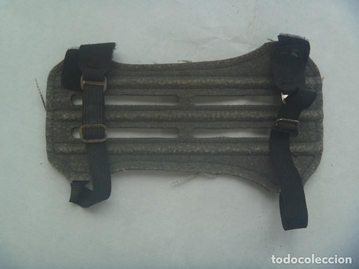 Collectionnisme sportif: PIEZA PARA EL ANTEBRAZO PARA LA PRACTICA DE TIRO CON ARCO , MIMETIZADO BOSCOSO