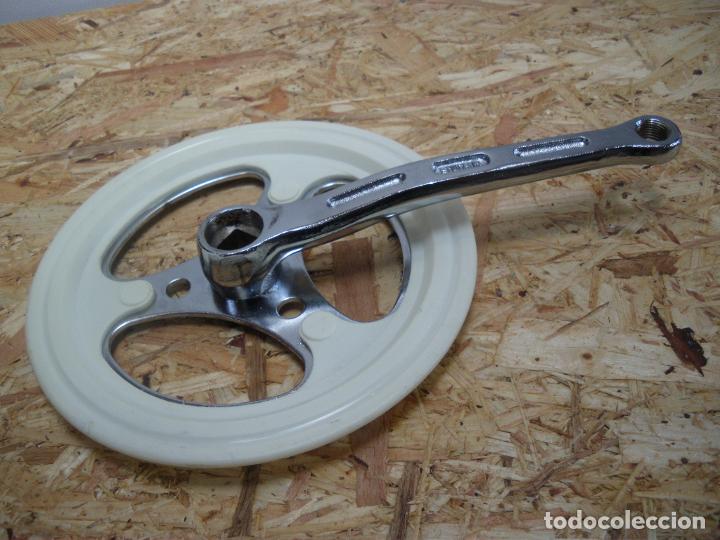 Coleccionismo deportivo: Biela derecha SUAR con plato y Cubreplatos - Foto 6