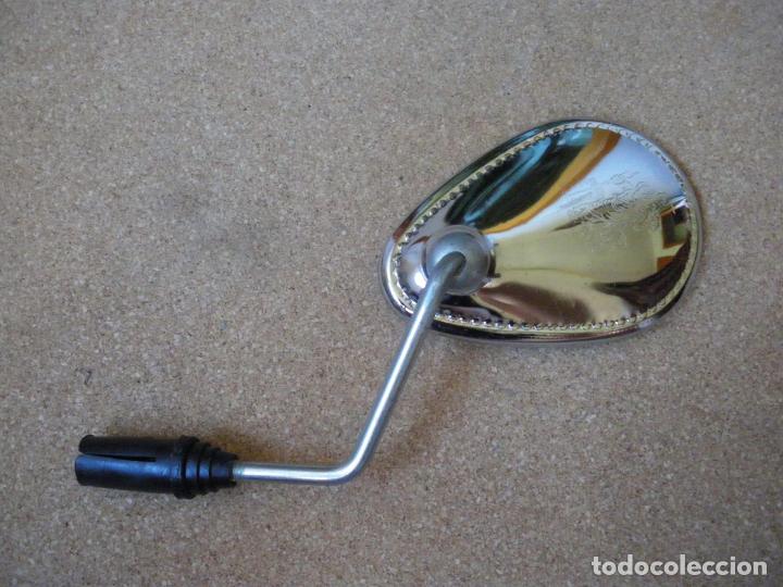 Coleccionismo deportivo: Retrovisor plateado con relieve (izquierdo) - Foto 1