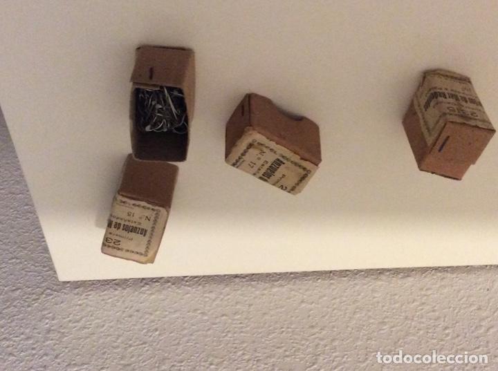 Coleccionismo deportivo: Anzuelos con cajas antiguas - Foto 2