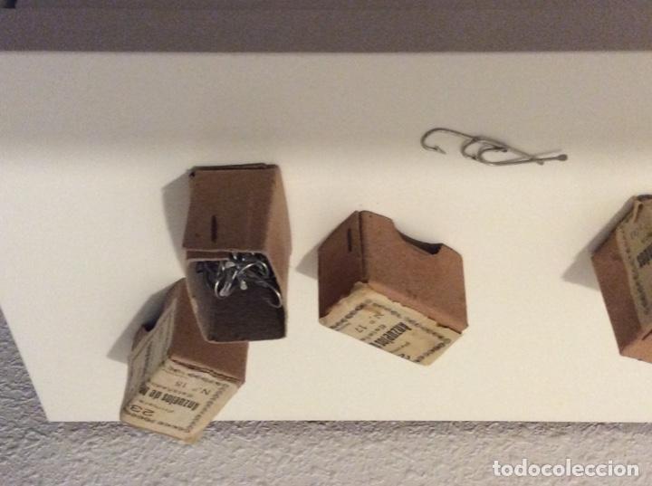 Coleccionismo deportivo: Anzuelos con cajas antiguas - Foto 4