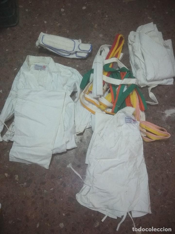 Coleccionismo deportivo: Lote de ropa antigua de kunfu - Foto 1