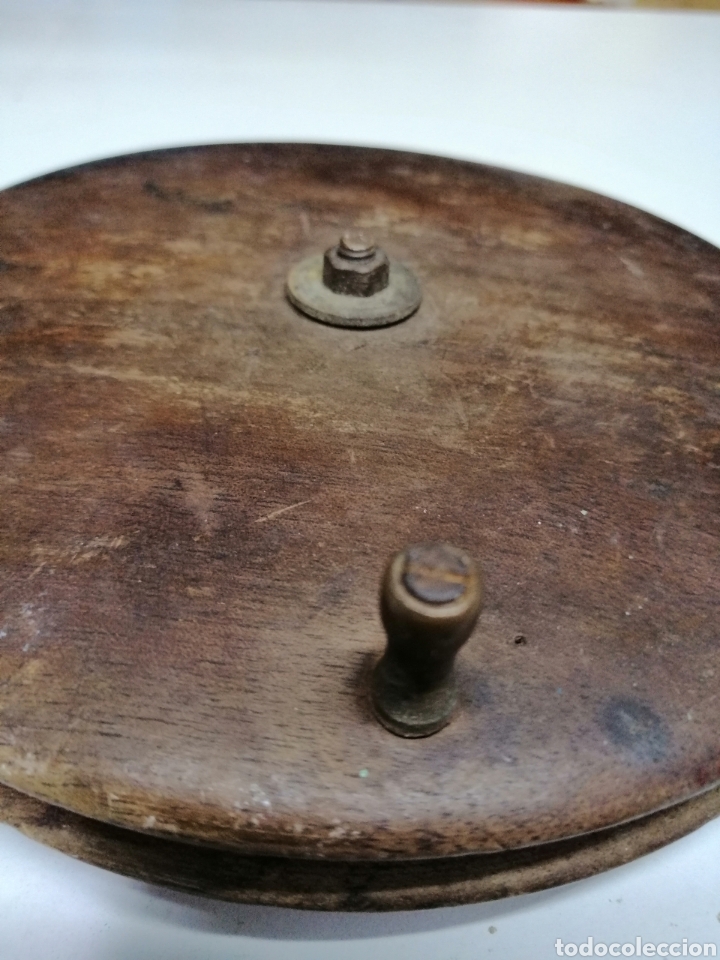 Coleccionismo deportivo: Antiguo Carrete de madera y bronce - Foto 4