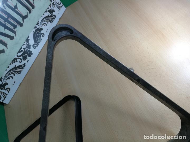 Coleccionismo deportivo: DOS TRIANGULOS PARA LAS BOLAS DE BILLAR, COMO NUEVOS - Foto 9