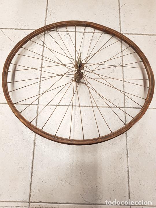Coleccionismo deportivo: Antigua rueda bicicleta en madera - Foto 3