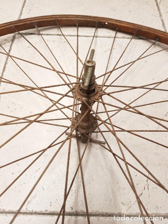 Coleccionismo deportivo: Antigua rueda bicicleta en madera - Foto 4