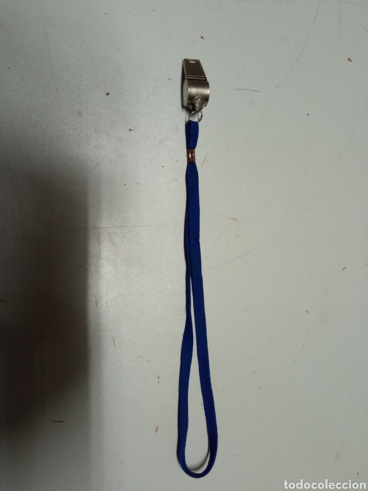 Collectionnisme sportif: Silbato de metal con cuerda