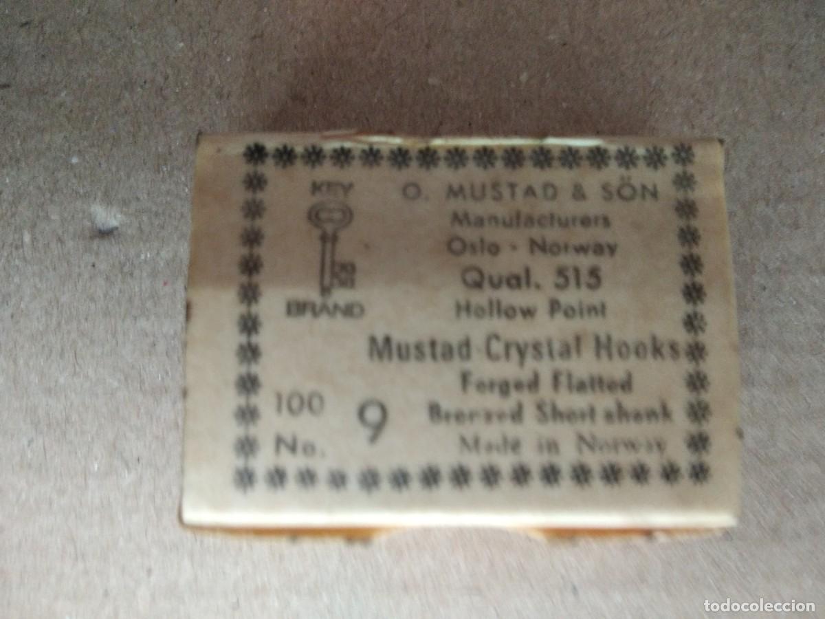 Coleccionismo deportivo: ANTIGUA CAJITA DE ANZUELOS (100) N&ordm;9 DE MUSTAD&S&Ouml;N MANUFACTURERS,OSLO,NORWAY.