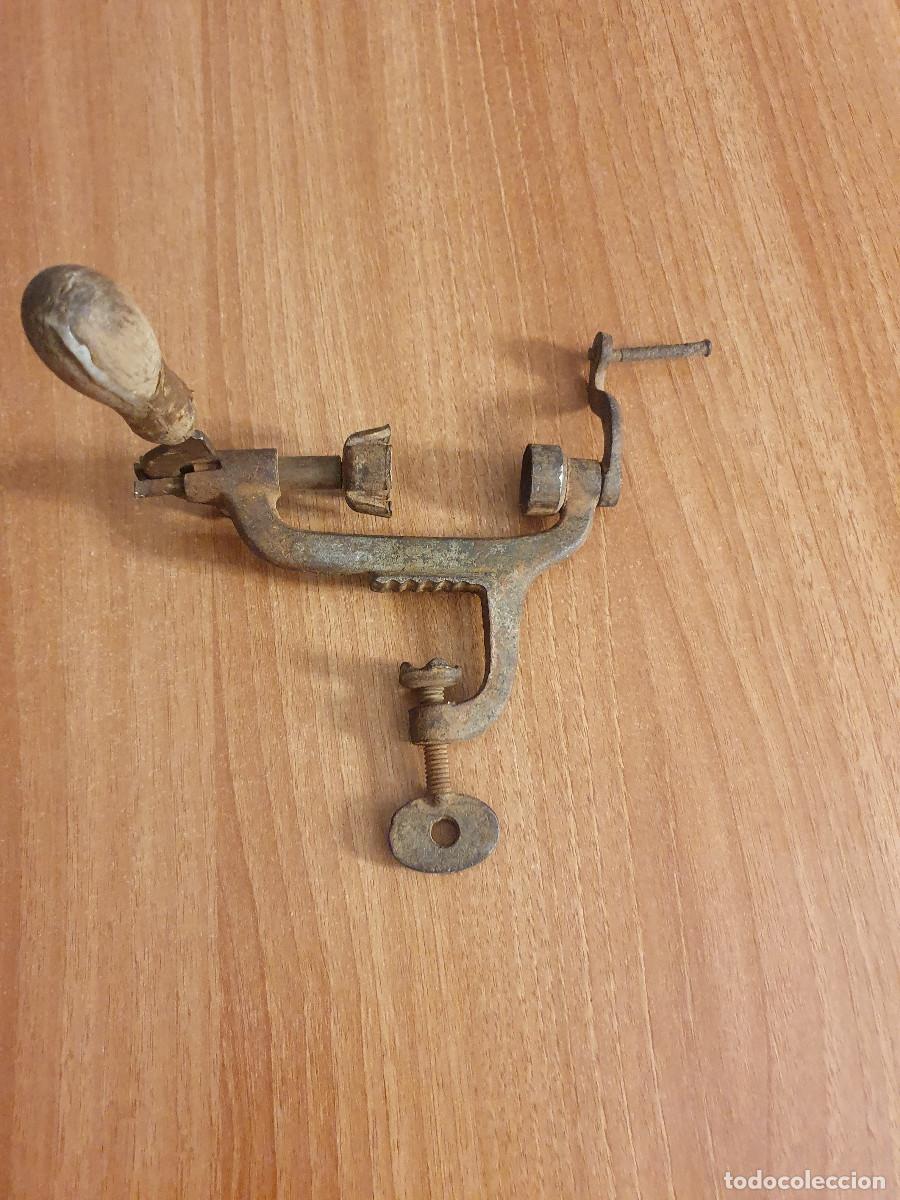 Collezionismo sportivo: ANTIGUO CARGADOR DE CARTUCHOS.