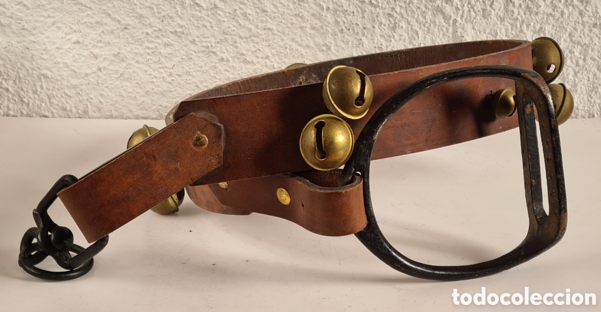 Collectionnisme sportif: Aci&oacute;n de Cuero con Cascabeles y Estribo de Hierro - Decoraci&oacute;n R&uacute;stica Caballo Jinete H&iacute;pica