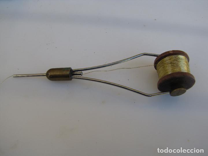 Colecionismo desportivo: 79.- Porta bobinas Sunrise con bobina para bricar en oro. Montaje mosca seca. Pesca