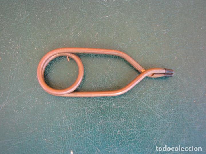 Collectionnisme sportif: 79.- Pinza de lat&oacute;n para sujetar sedas o cercos. Montaje mosca seca