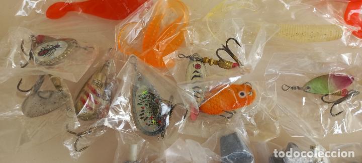 Coleccionismo deportivo: Caja con se&ntilde;uelos plomos y accesorios para pesca. Carnadas, cucharas. - Foto 3