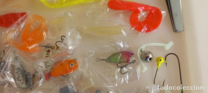 Coleccionismo deportivo: Caja con se&ntilde;uelos plomos y accesorios para pesca. Carnadas, cucharas. - Foto 4