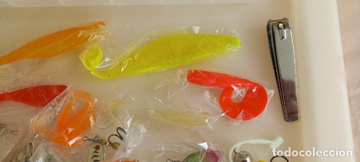 Coleccionismo deportivo: Caja con se&ntilde;uelos plomos y accesorios para pesca. Carnadas, cucharas. - Foto 5