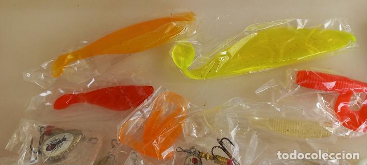 Coleccionismo deportivo: Caja con se&ntilde;uelos plomos y accesorios para pesca. Carnadas, cucharas. - Foto 6
