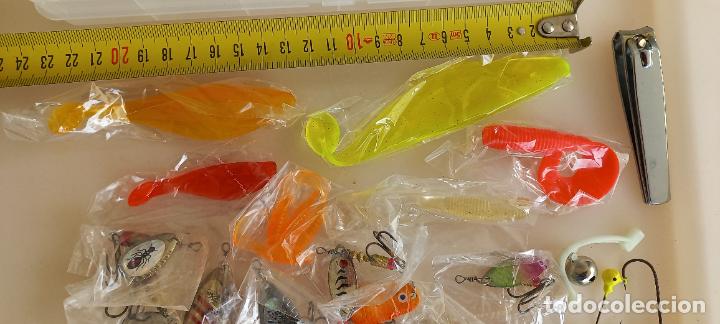 Coleccionismo deportivo: Caja con se&ntilde;uelos plomos y accesorios para pesca. Carnadas, cucharas. - Foto 7