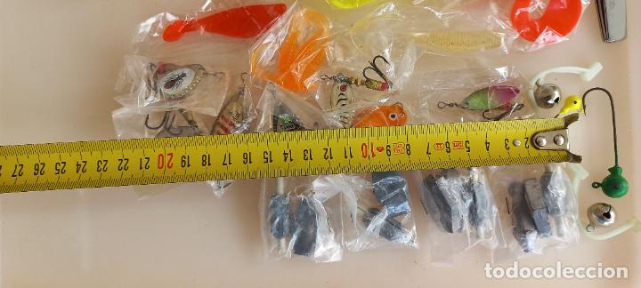 Coleccionismo deportivo: Caja con se&ntilde;uelos plomos y accesorios para pesca. Carnadas, cucharas. - Foto 8