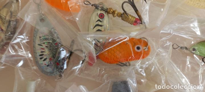 Coleccionismo deportivo: Caja con se&ntilde;uelos plomos y accesorios para pesca. Carnadas, cucharas. - Foto 11