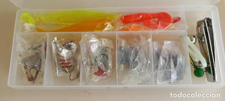 Collectionnisme sportif: Caja con se&ntilde;uelos plomos y accesorios para pesca. Carnadas, cucharas.