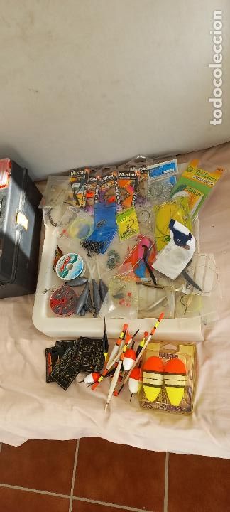 Collectionnisme sportif: Caja o malet&iacute;n con boyas, plomos, anzuelos ... material o accesorios para pesca.
