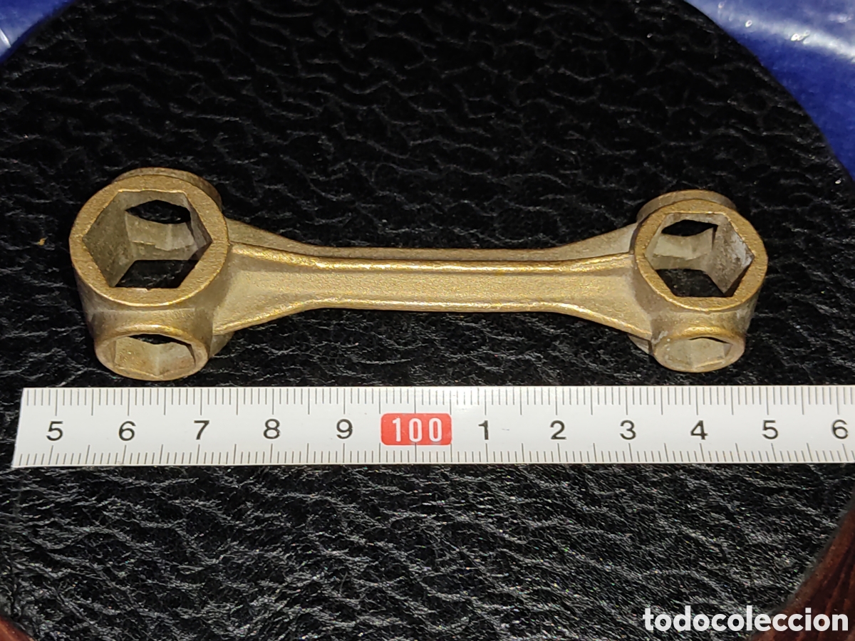 Coleccionismo deportivo: Llave antigua de bicicleta multiusos de bronce. - Foto 2