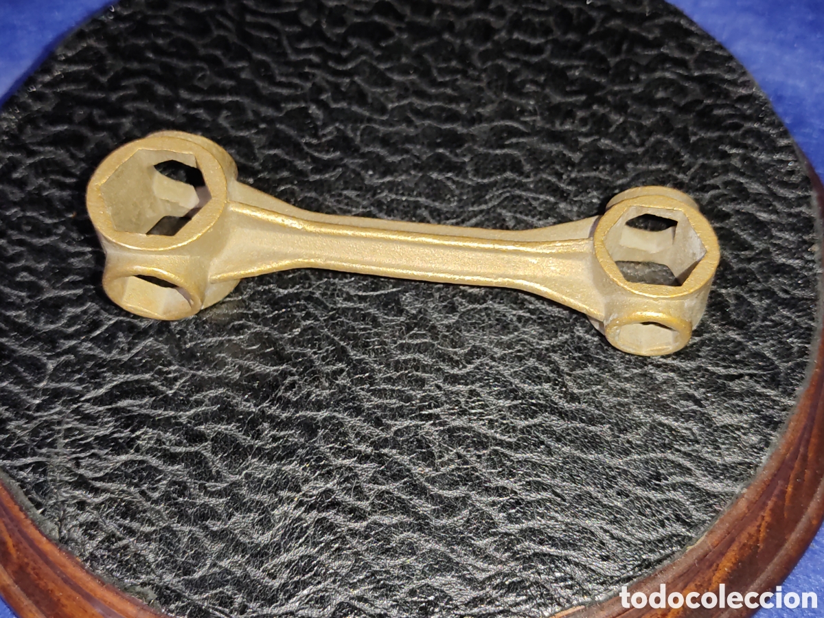Coleccionismo deportivo: Llave antigua de bicicleta multiusos de bronce. - Foto 1