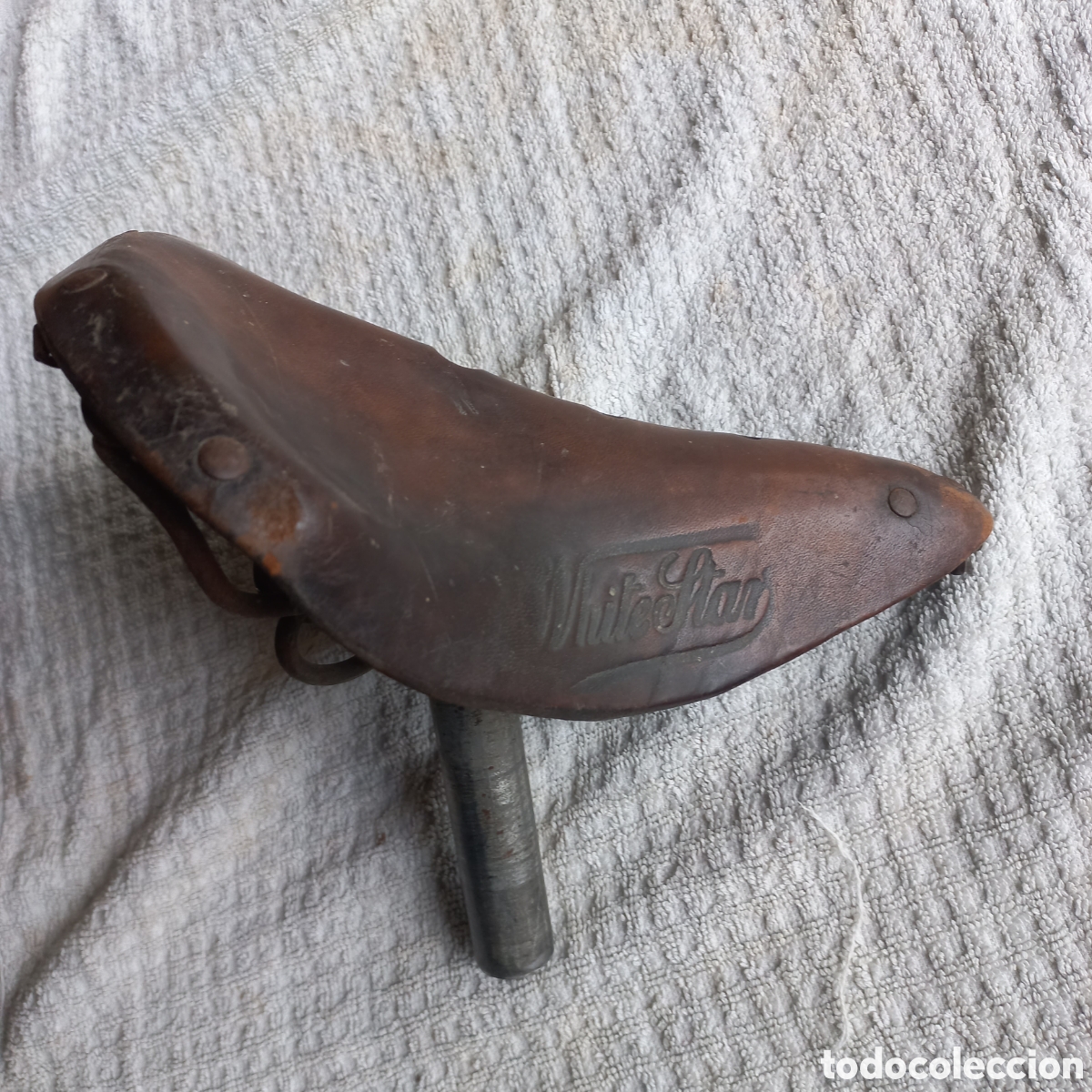 Coleccionismo deportivo: ANTIGUO SILLIN DE CUERO BICICLETA - Foto 1