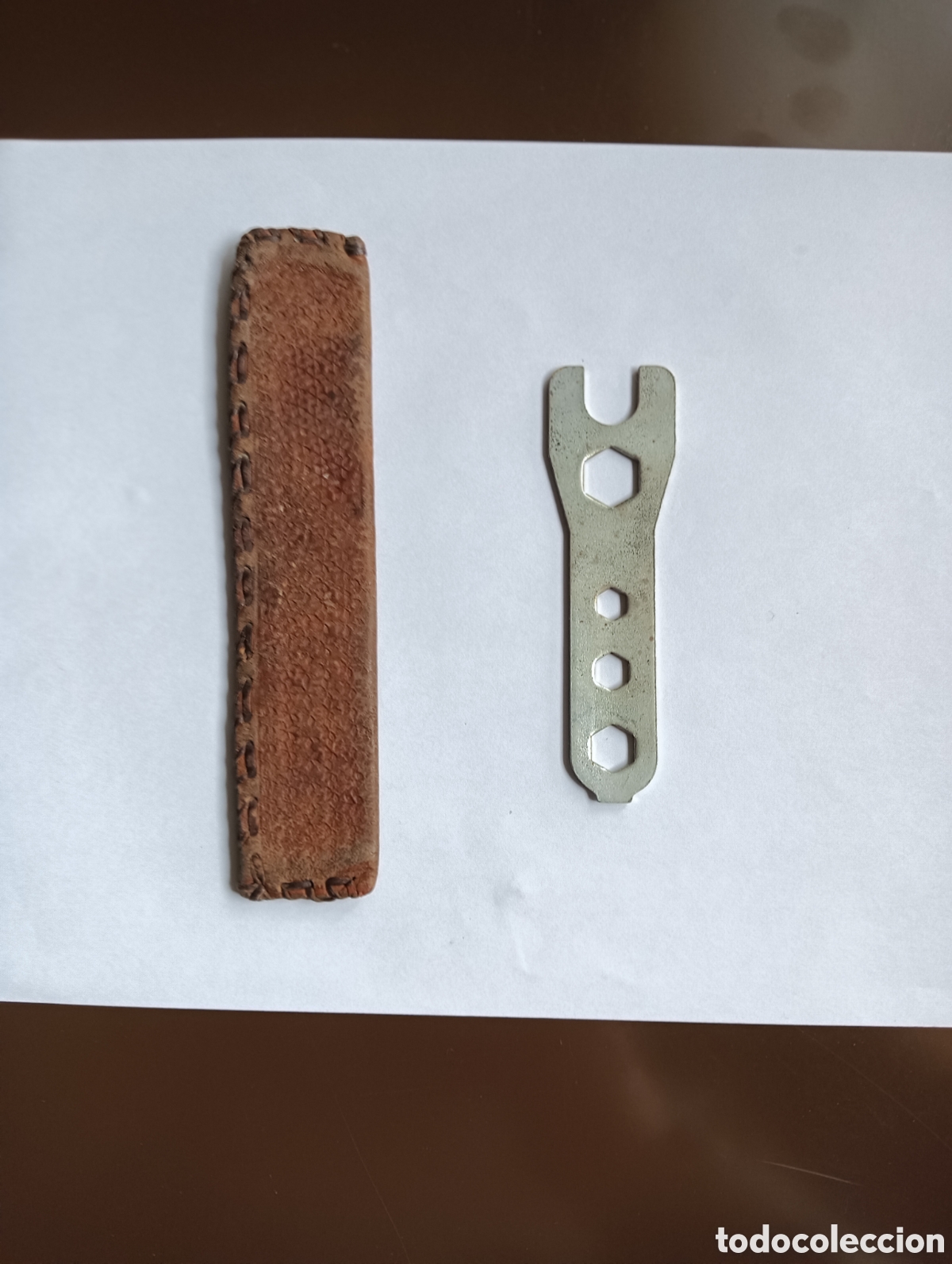 Coleccionismo deportivo: LLAVE DE BICICLETA ANTIGUA CON FUNDA - Foto 2