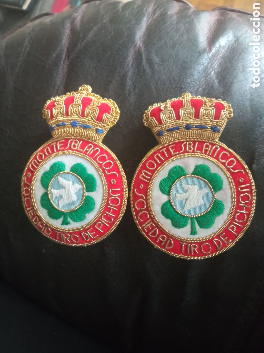 Sammelleidenschaft Sport: Dos escudos, Sociedad de Tiro pich&oacute;n Montes Blancos, miden 80x55mm