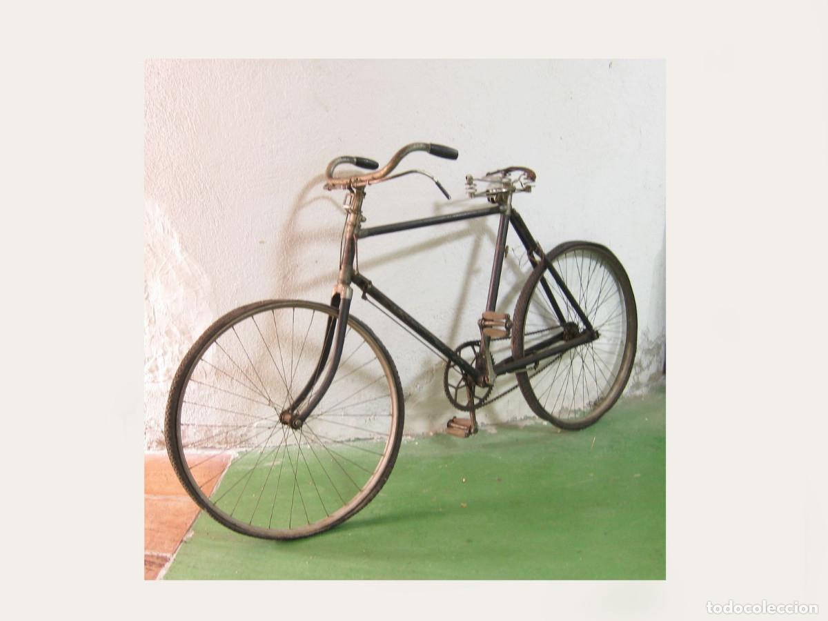 Coleccionismo deportivo: Antigua bicicleta de los a&ntilde;os 20. Pintada en negro con adornos niquelados. Completa.