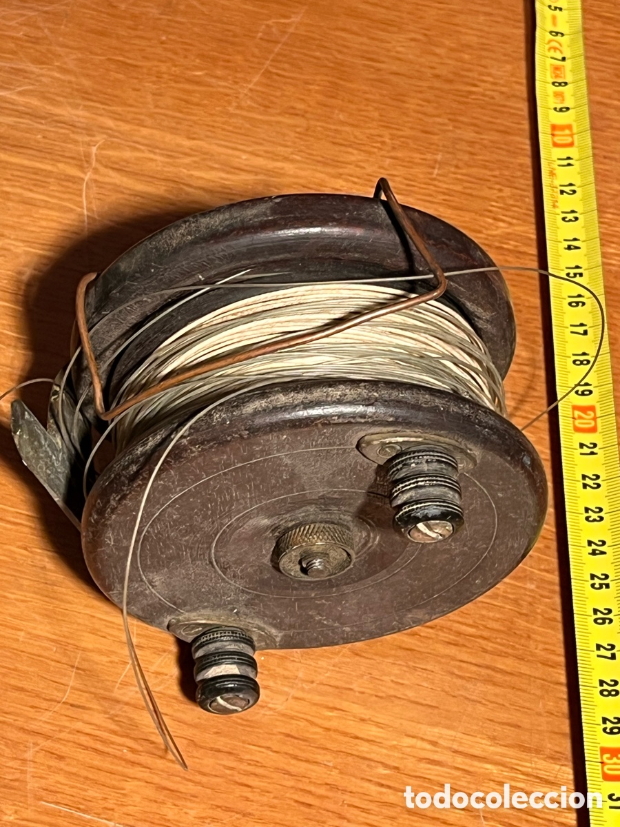 Coleccionismo deportivo: CARRETE PESCA ANTIGUO MADERA - Foto 1
