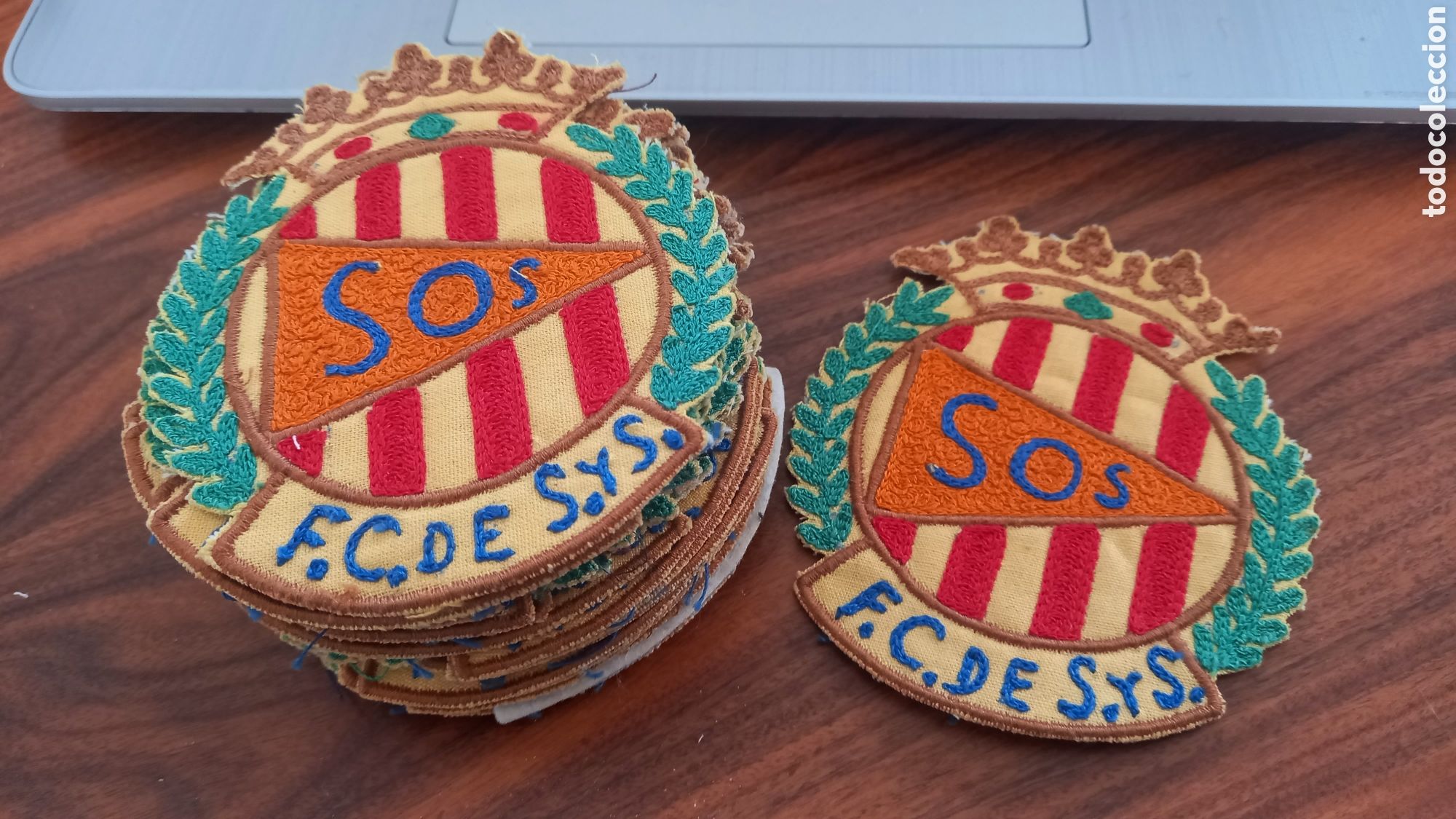 Coleccionismo deportivo: Lote 22 escudos bordados a&ntilde;os 1960s